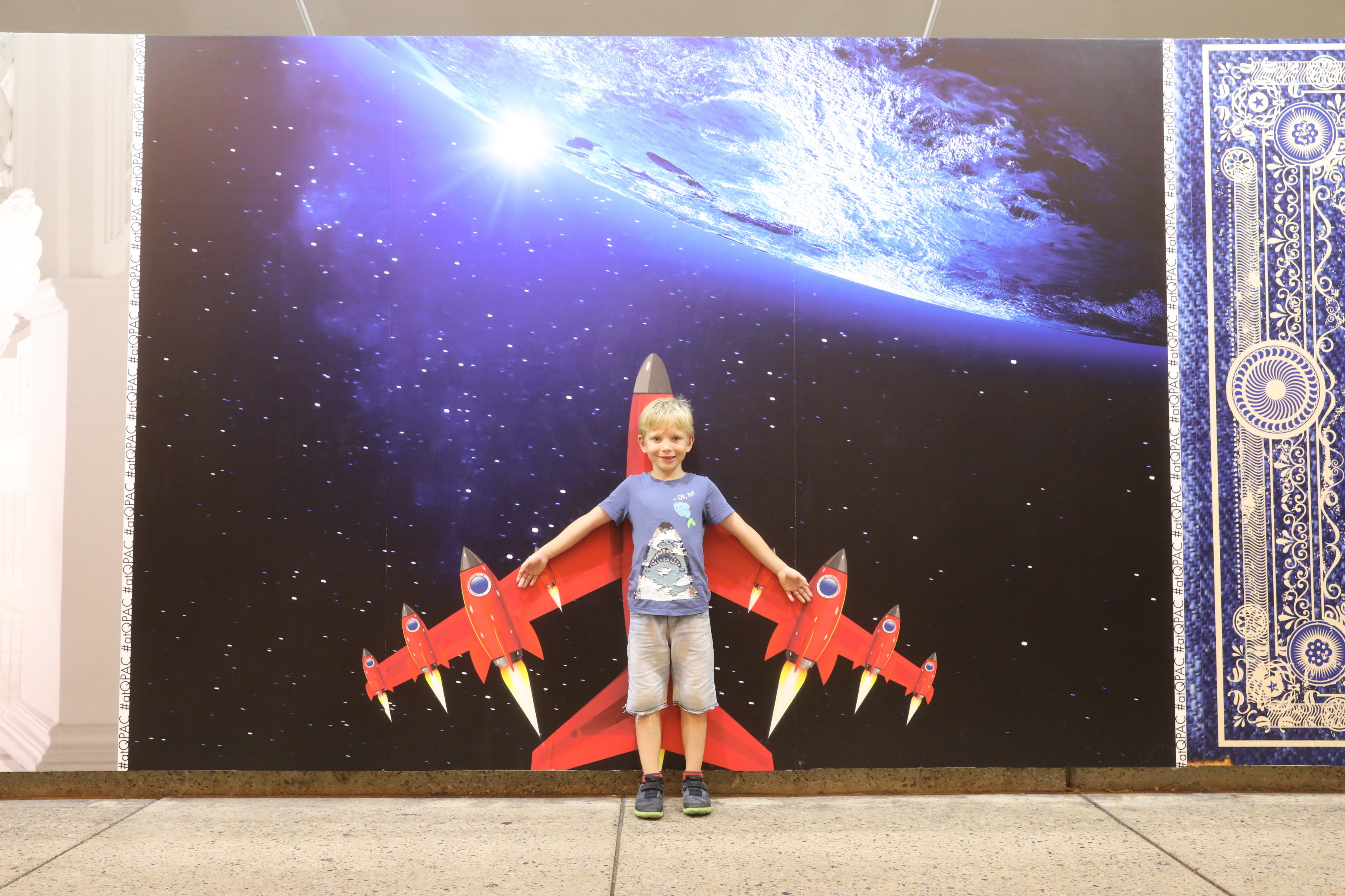 Maximilian flüchtet mit einer Rakete.